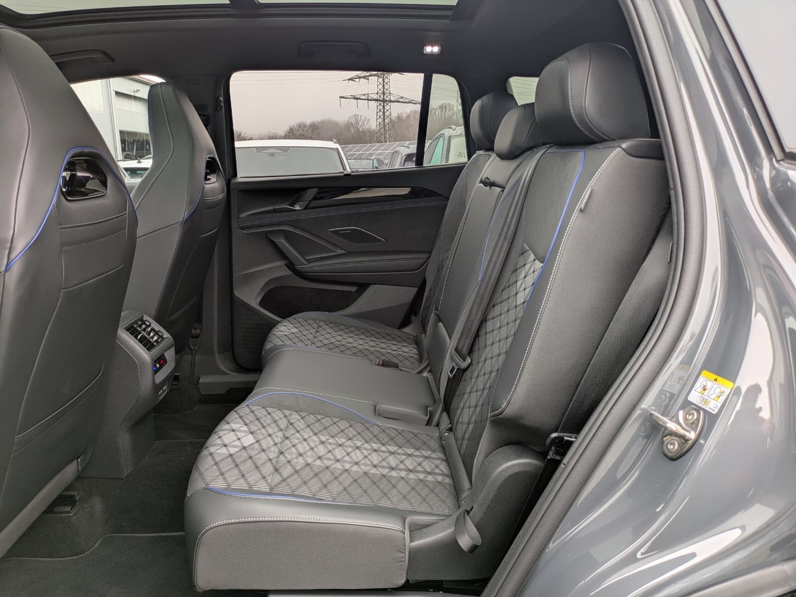 Fahrzeugabbildung Volkswagen Tayron 2.0 TDI 4M R-Line BLACK*7Si*MATRIX*PANO