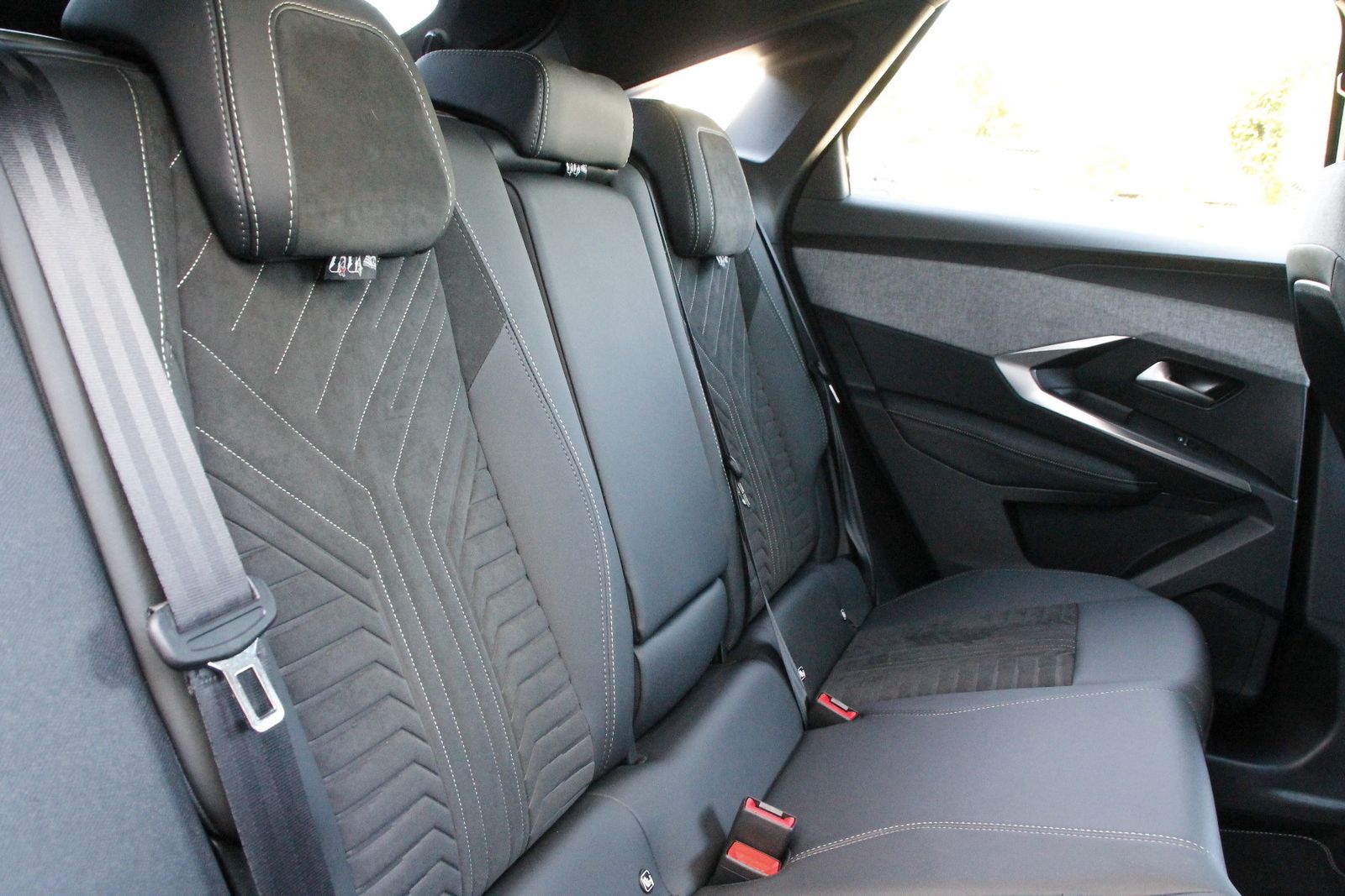 Fahrzeugabbildung Peugeot 3008 Allure Hybrid 145 e-DSC6