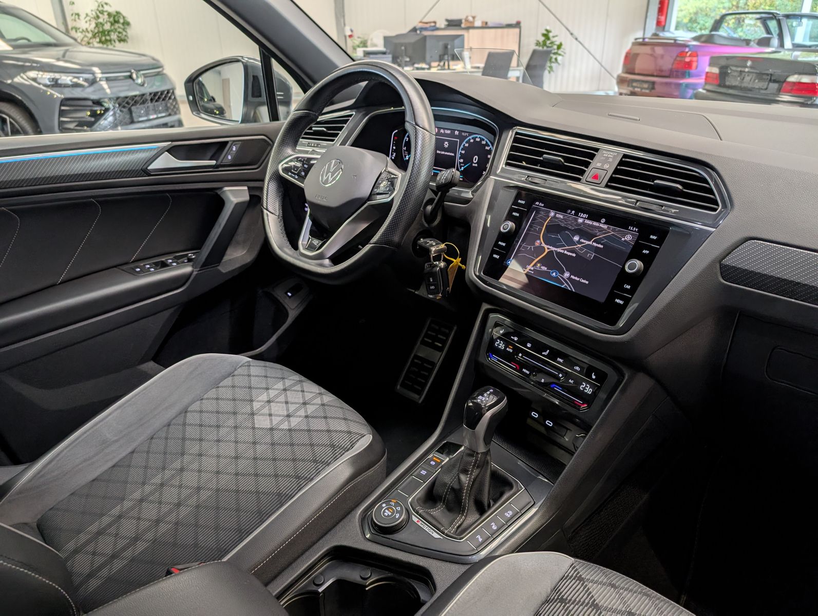 Fahrzeugabbildung Volkswagen Tiguan 2.0TSI R-Line 4M ACC HUD Cam StHz AHK 19"