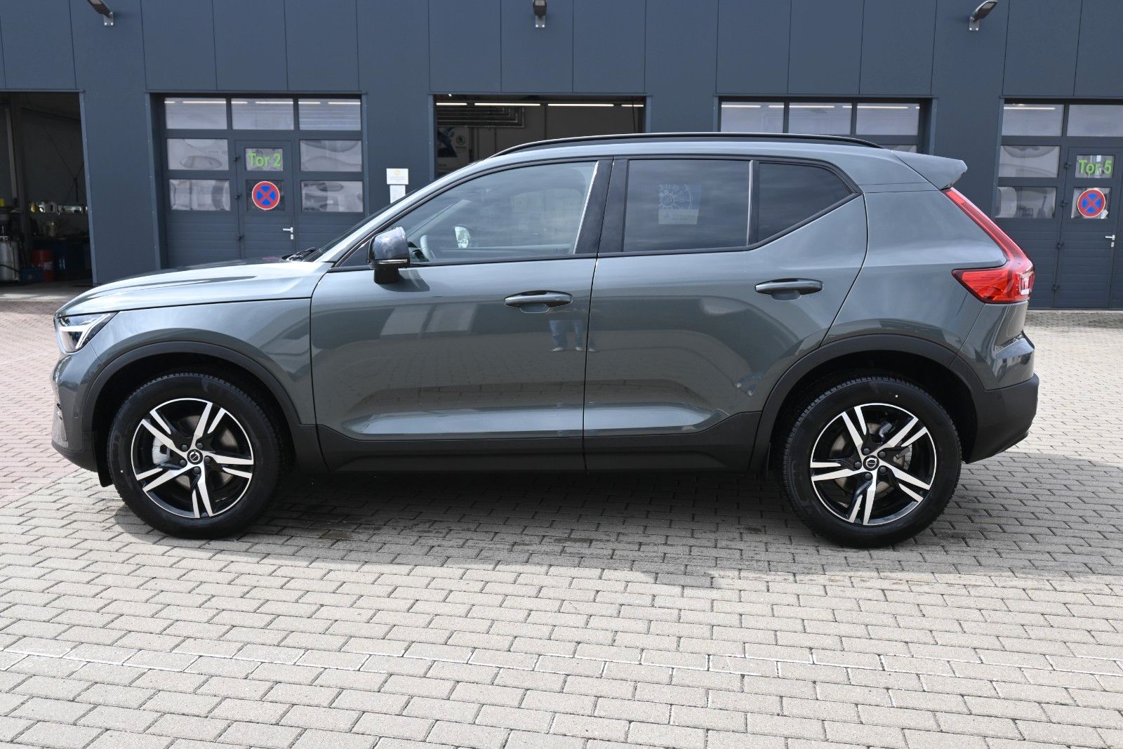 Fahrzeugabbildung Volvo XC40 B3 DKG Plus Dark*STDHZG*360°*H&K*ACC