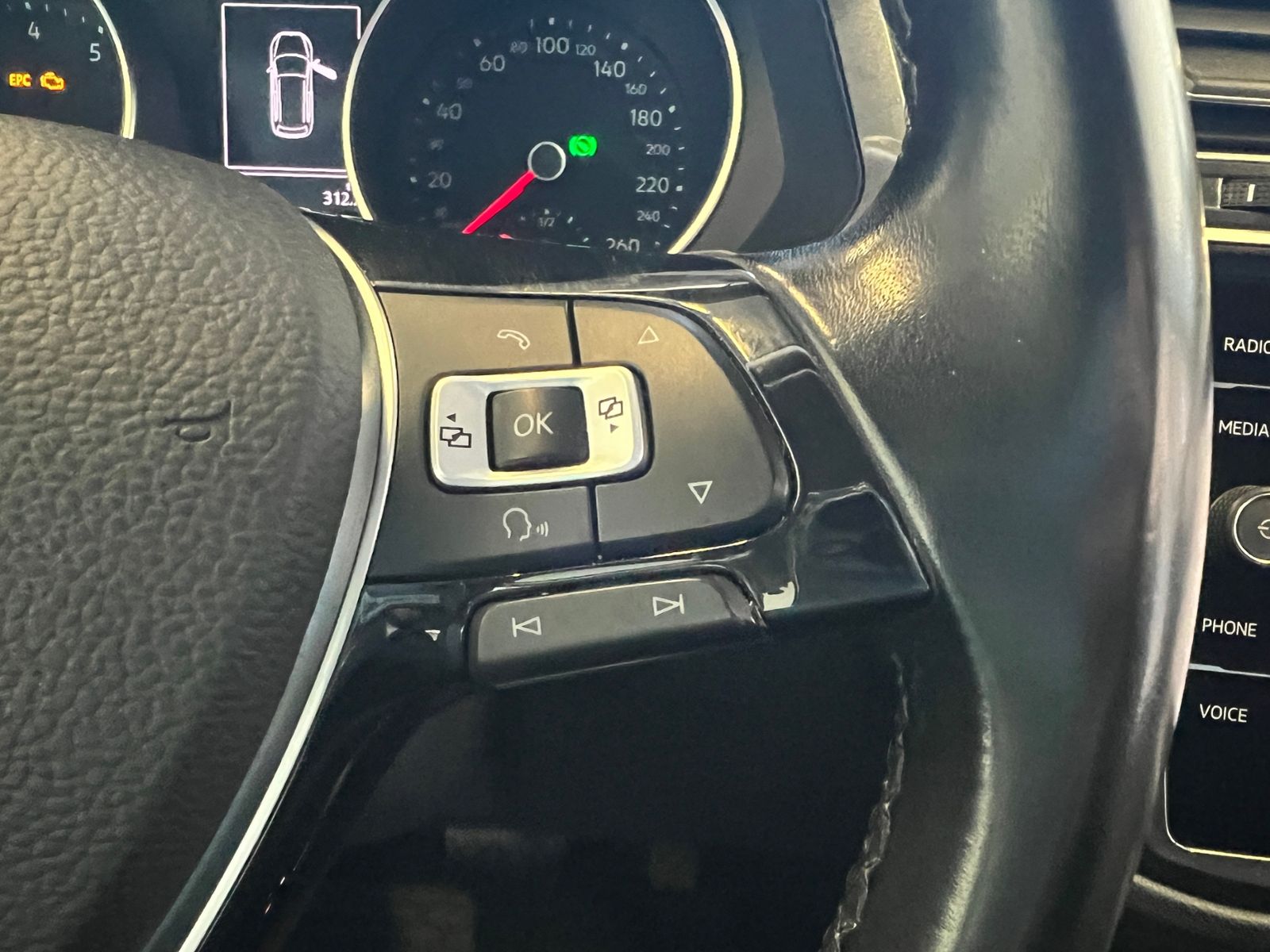 Fahrzeugabbildung Volkswagen Tiguan Trendline 1.4 TSI DSG *AHK, Sitzheizung,