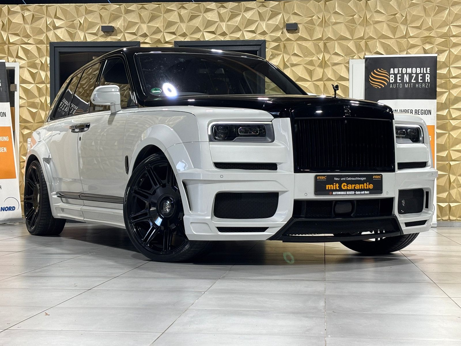 Fahrzeugabbildung Rolls-Royce Cullinan/NOVITEC/WIDEBODY/24''/FOND-TV/STERNEHIM