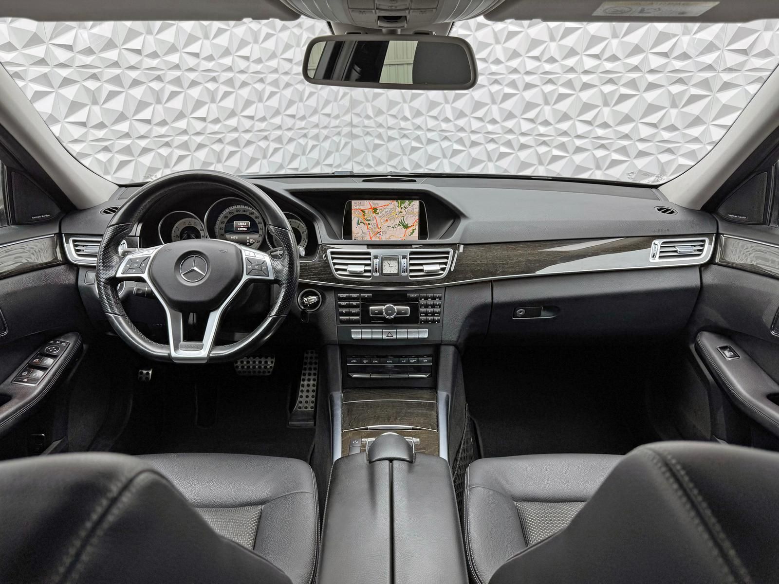 Fahrzeugabbildung Mercedes-Benz E 300 AMG V6 3.5L/PANO/HARMAN&KARDON/AHK/ILS/LED