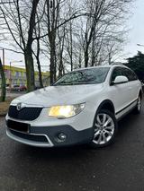 Skoda Superb 2.0 TDI DSG 4x4 Scout Combi - Skoda aus 2012: Scout