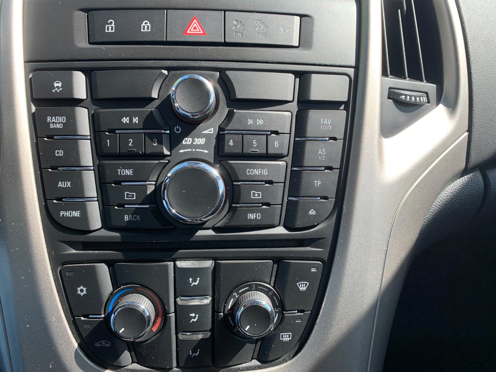Opel Astra 2011 — photo 15