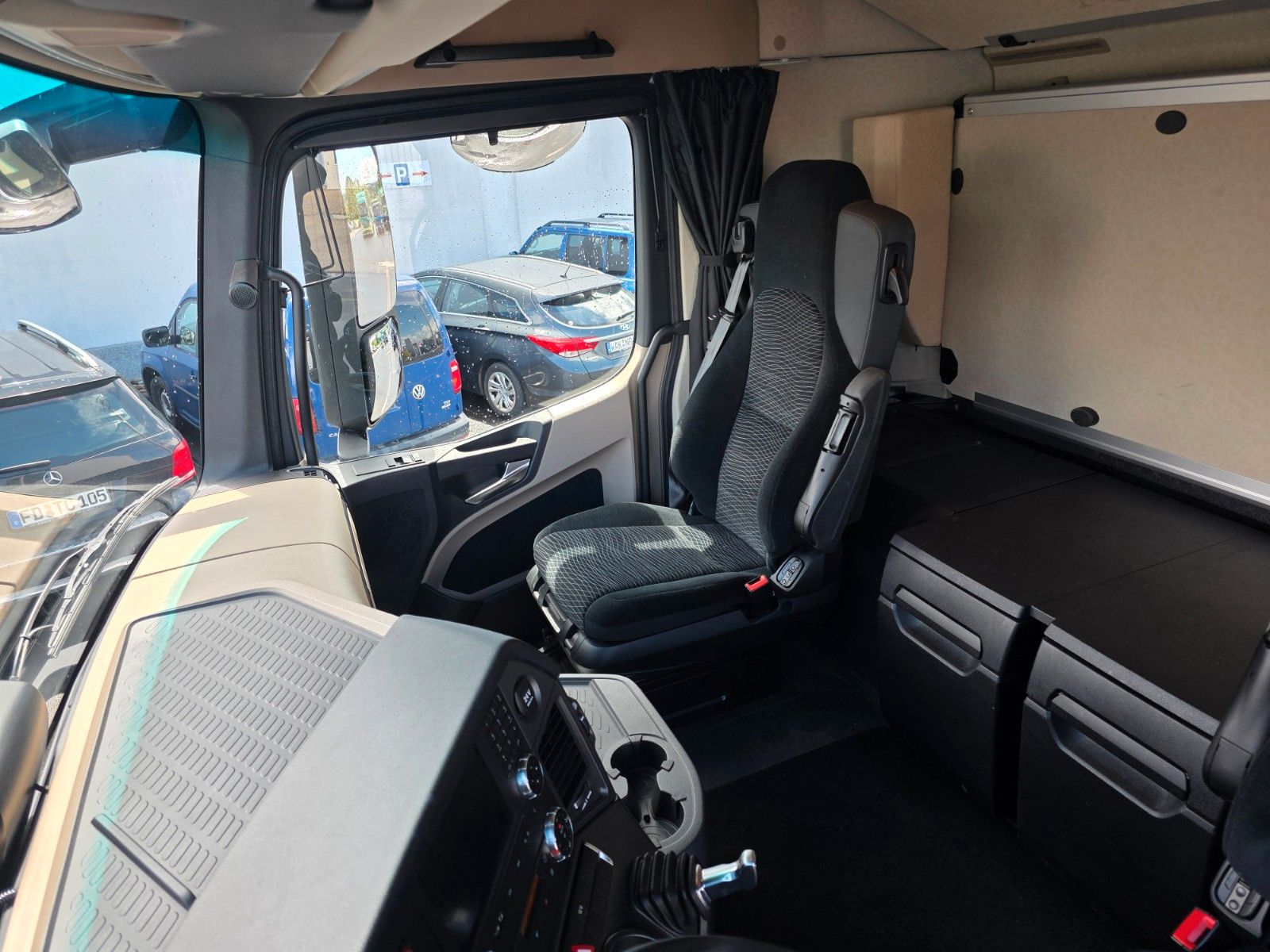 Fahrzeugabbildung Mercedes-Benz Actros 1833 L Retarder 2x Bett LBW Bär 1.500kg