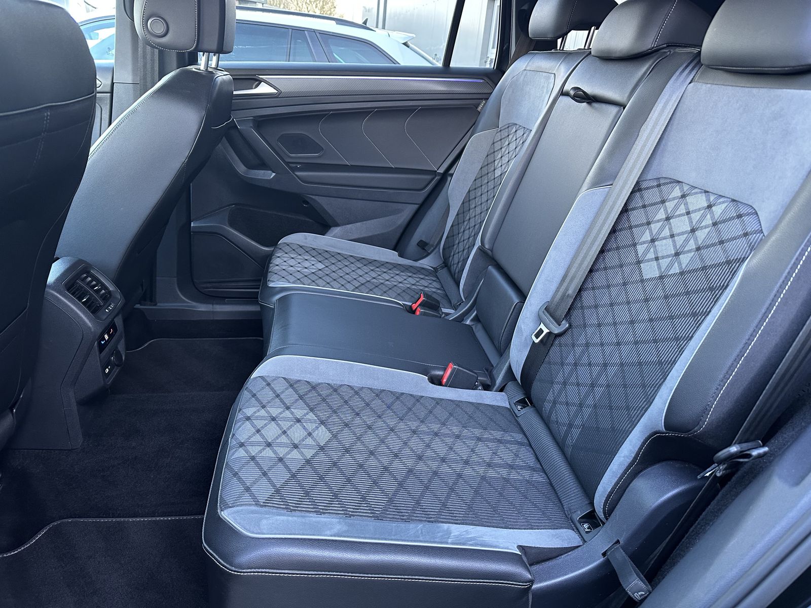 Fahrzeugabbildung Volkswagen Tiguan Allspace R-Line 4M NAV+LED+AHK+20ZO+360°