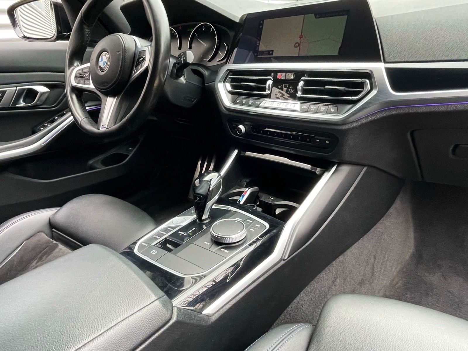 Fahrzeugabbildung BMW 320d M SPORT SAG tLEDER NAVI HiFi LIVE COCPIT+