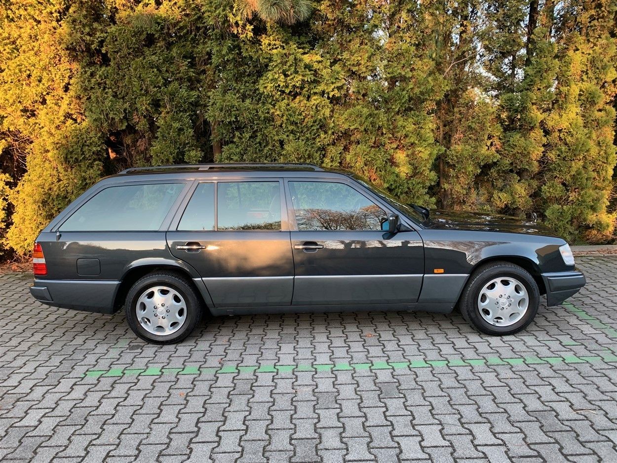 Fahrzeugabbildung Mercedes-Benz E 320 Kombi/Ausnahmezustand/7 Sitze/Klima