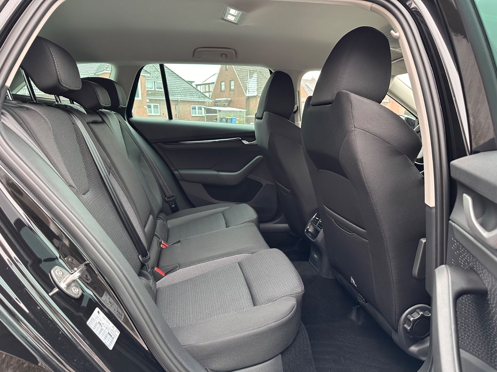 Fahrzeugabbildung SKODA Octavia Combi 1.5 TSI Selection AHK/LED/Navi/ACC