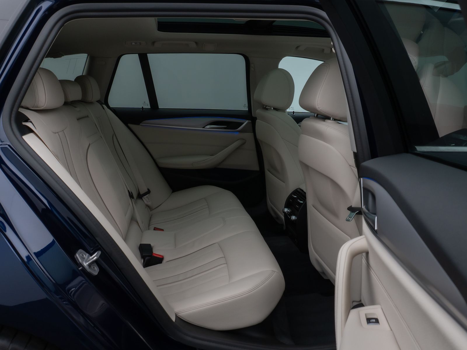 Fahrzeugabbildung BMW 530d xD Panoram Kamera HUD DAB HiFi SoftCl Sport