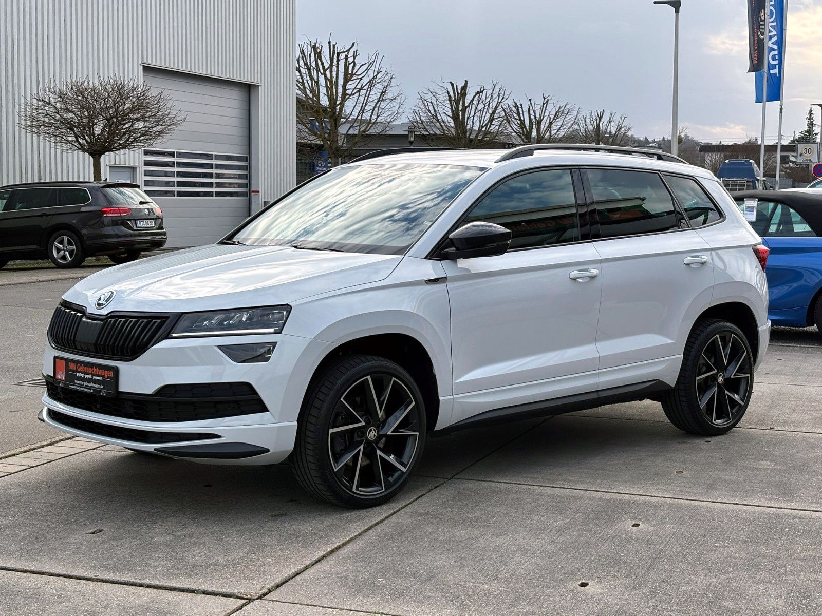 Fahrzeugabbildung SKODA Karoq 1.5TSI DSG SPORTLINE ACC 360° PANO AHK LED