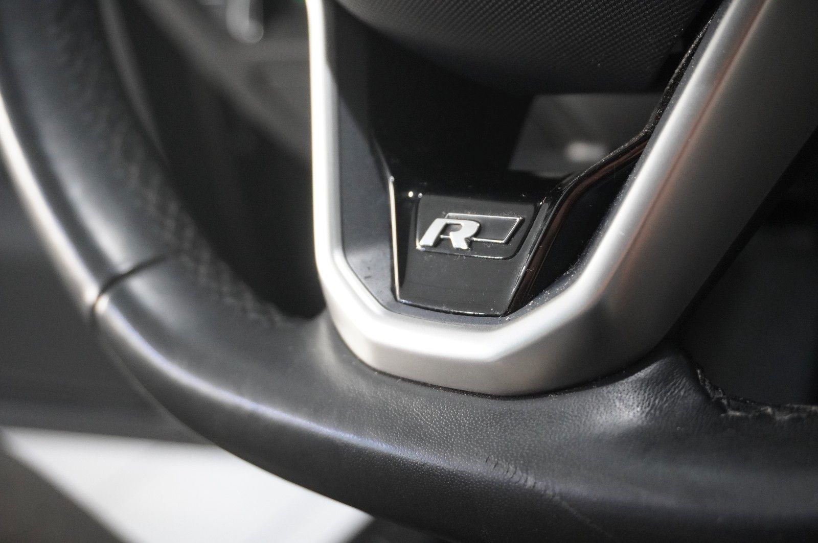 Fahrzeugabbildung Volkswagen Passat Vari. 2.0 TDI R-LINE 4M NAVI/KAMERA/AHK