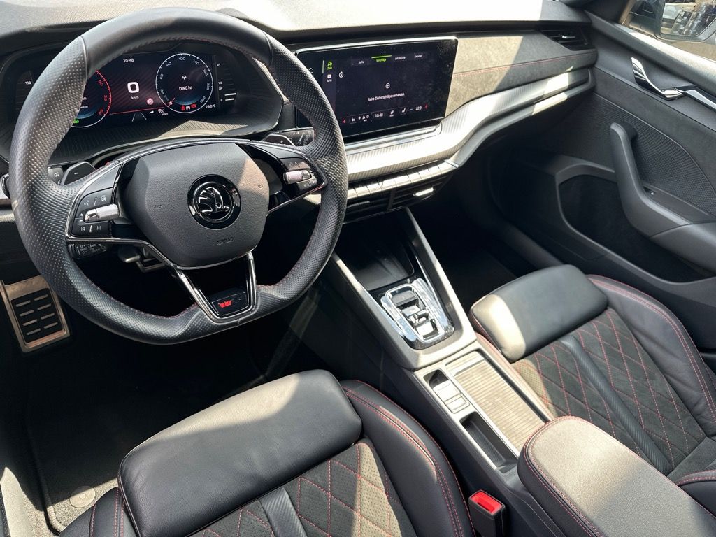 Fahrzeugabbildung SKODA Octavia Combi 2.0 TDI DSG RS Plus NAV+MATRIX+AHK
