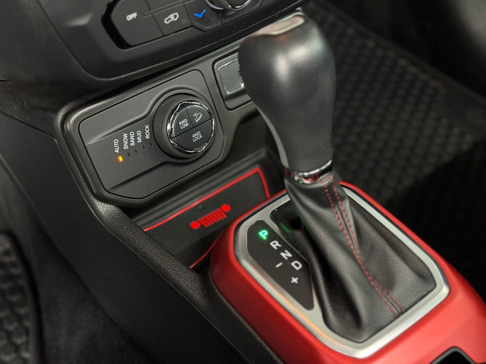 Fahrzeugabbildung Jeep Renegade 2.0D Trailhawk 4WD "AHK Navi Soundsys."