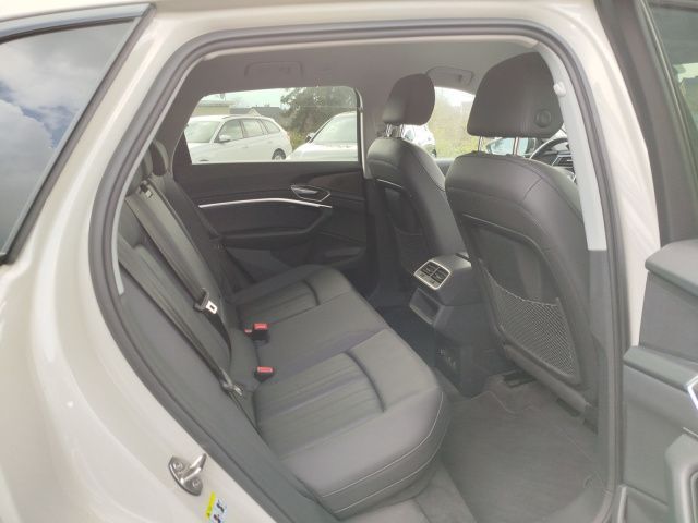 Fahrzeugabbildung Audi e-tron advanced 50 quattro 230 kW