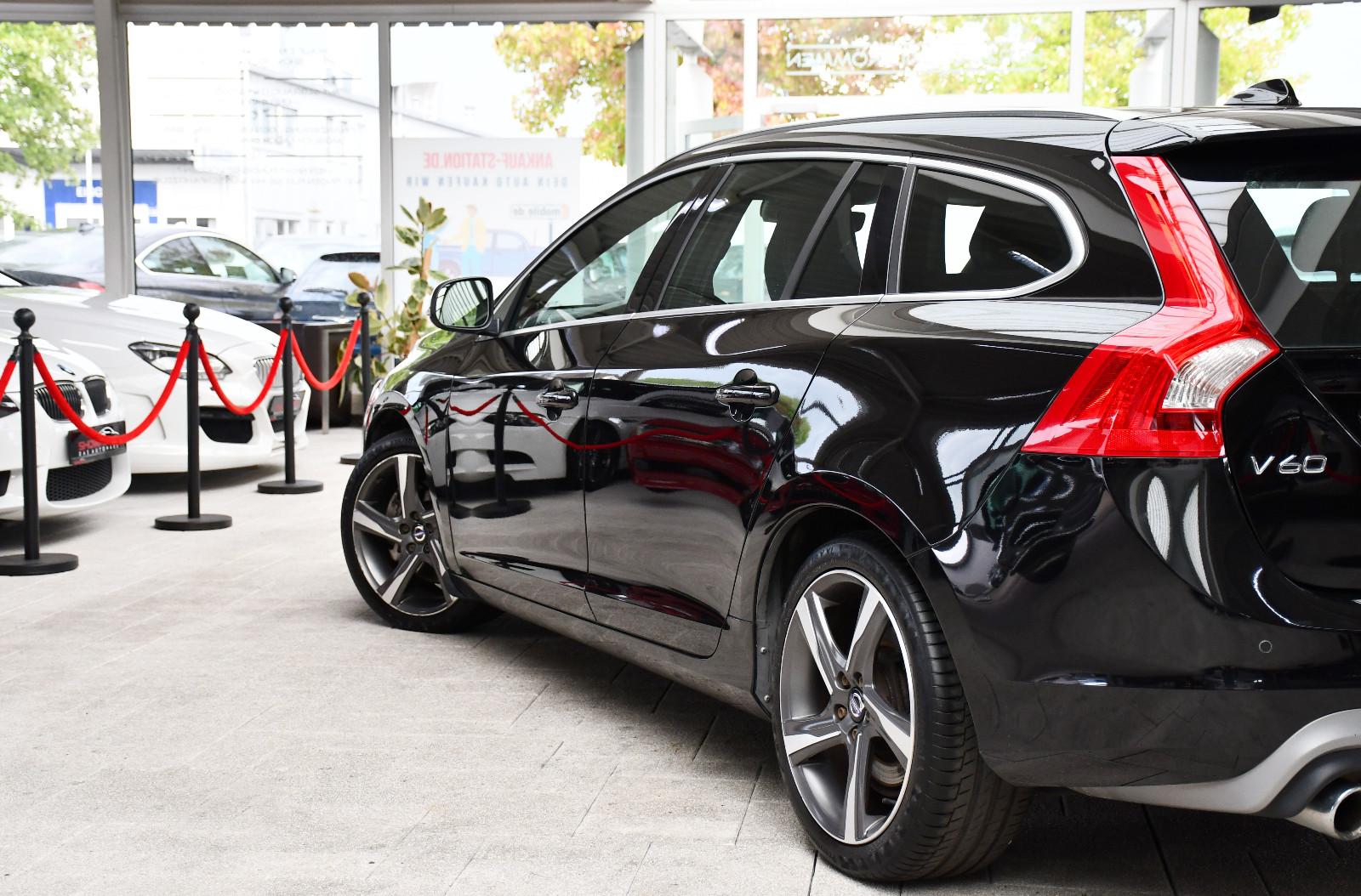 Volvo V60 D4 R-Design Aut. Kamera Leder Navi Ahk 82tkm