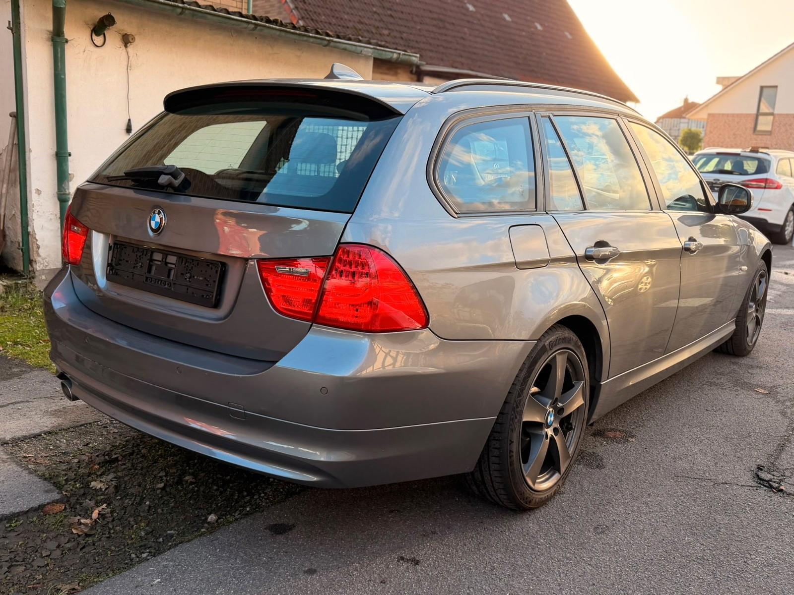 BMW 320 2011 — салон