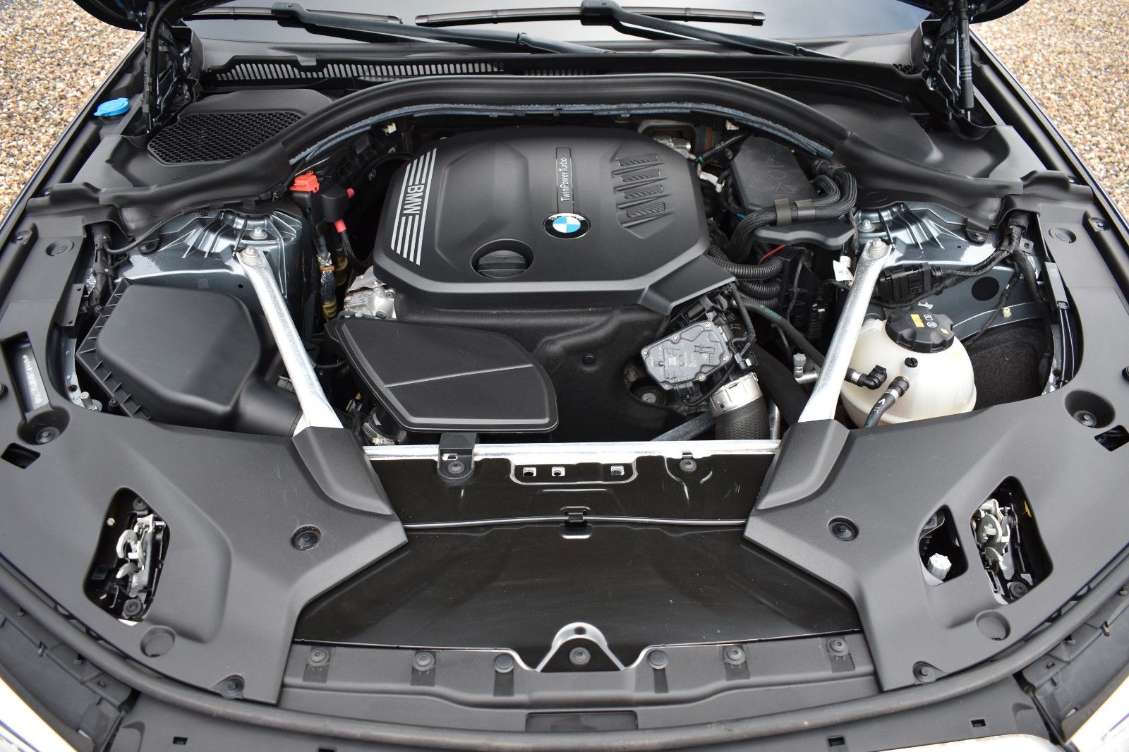 Fahrzeugabbildung BMW 520d Touring M Sportfahrwerk HUD AHK Keyless ACC