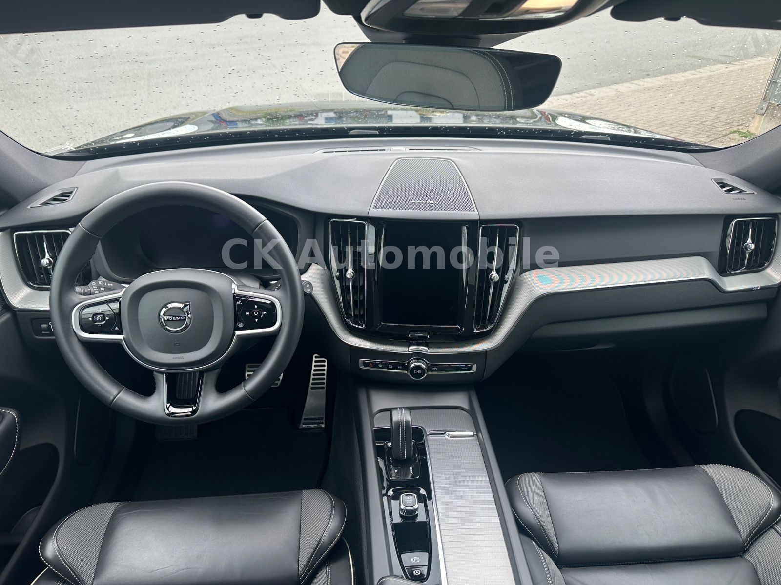 Fahrzeugabbildung Volvo XC60 R Design 2WD/Navi/Pano/Kamera/LED