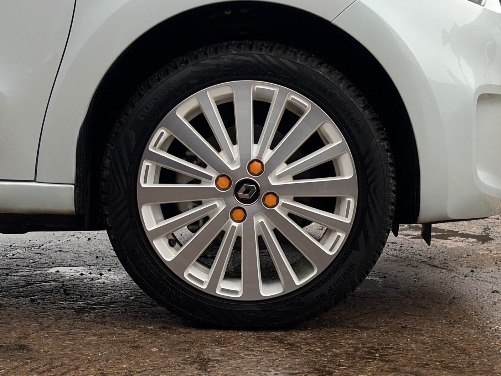 Fahrzeugabbildung Renault Twingo Vibes Electric Tempomat Carplay CAM SHZ