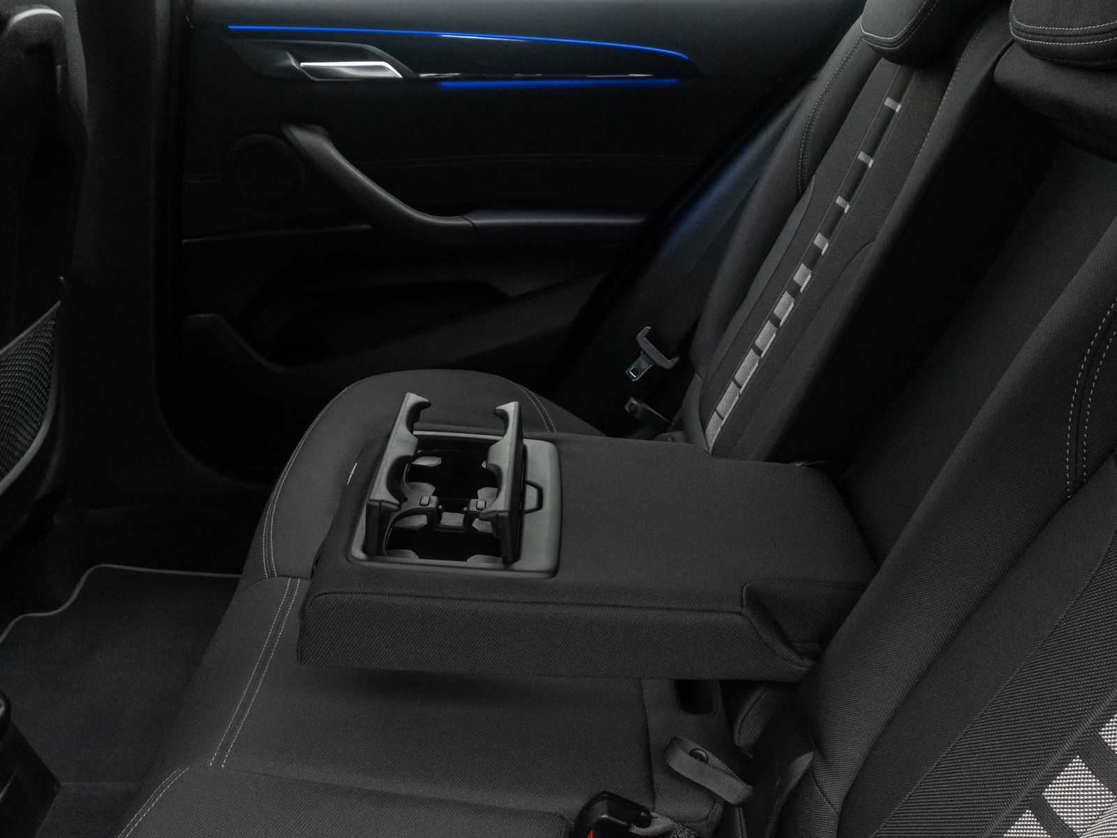 Fahrzeugabbildung BMW X2 sD18i AdvantagePlus HiFi DAB Sportsitz 19Zoll