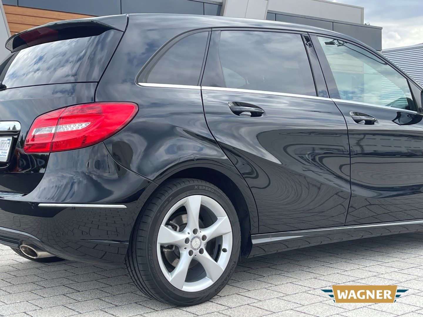 Fahrzeugabbildung Mercedes-Benz B 180 Pano Kamera Navi PDC SHZ Klimaautomatik