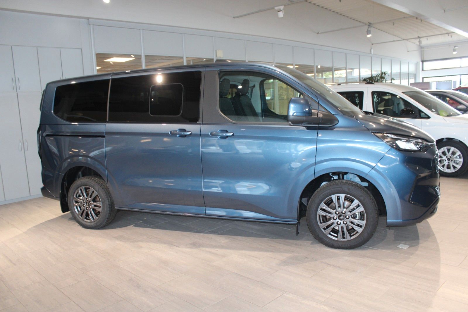Fahrzeugabbildung Ford Tourneo Custom L1 Titanium 8-Sitze LED NAVI AHK