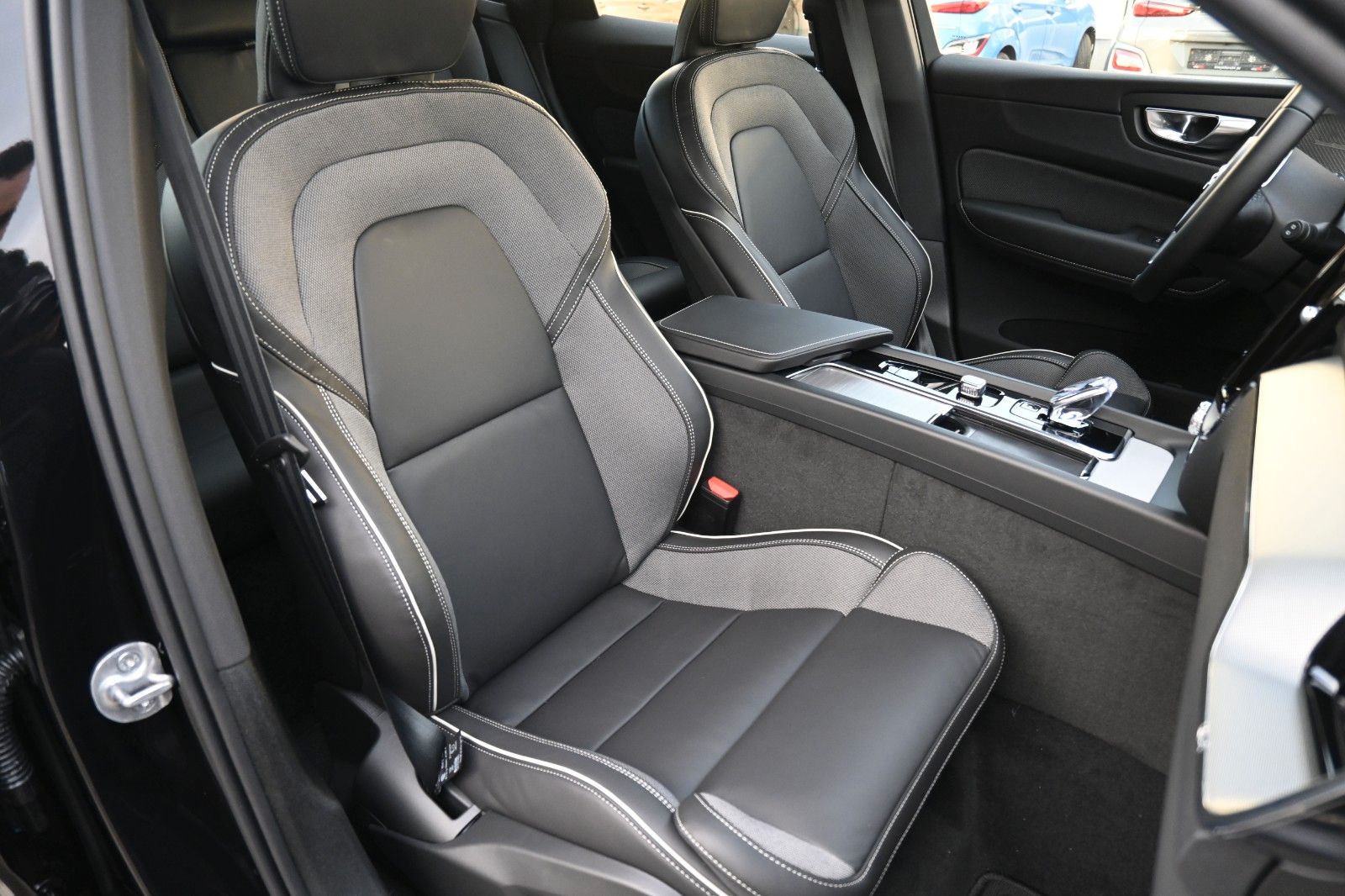 Fahrzeugabbildung Volvo XC60 B5 AWD Plus Black Edition*H&K*360°*ACC