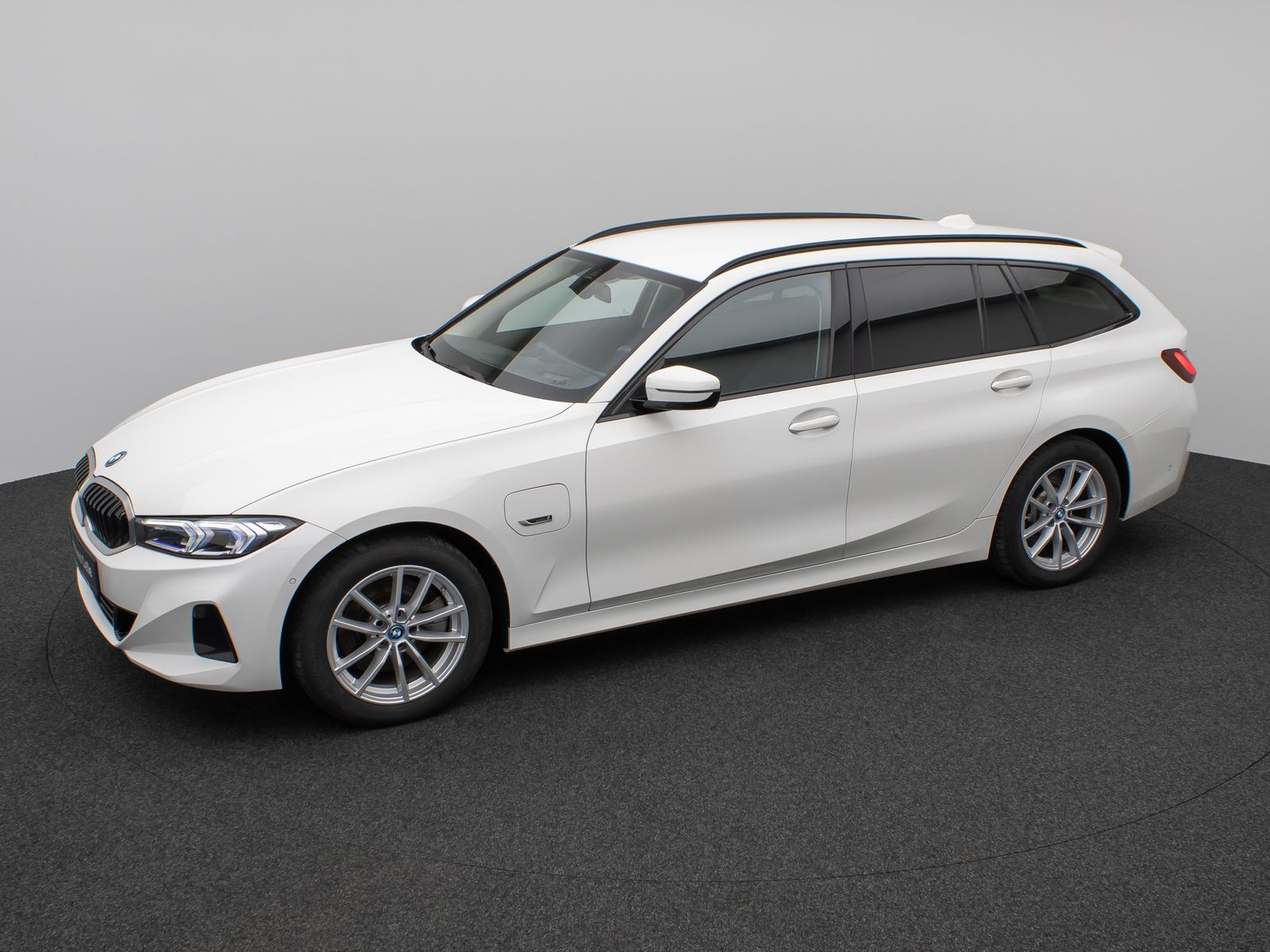 Fahrzeugabbildung BMW 330e Kamera HUD DAB Stop&Go Komfort Fernlichtass