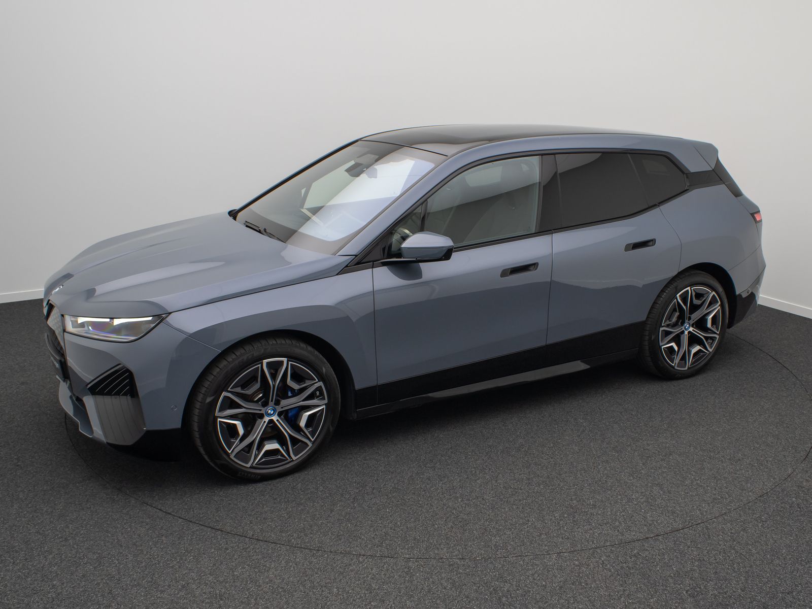 Fahrzeugabbildung BMW iX xD50 360°Laser B&W SoftC SkyLounge DAB 22Zoll