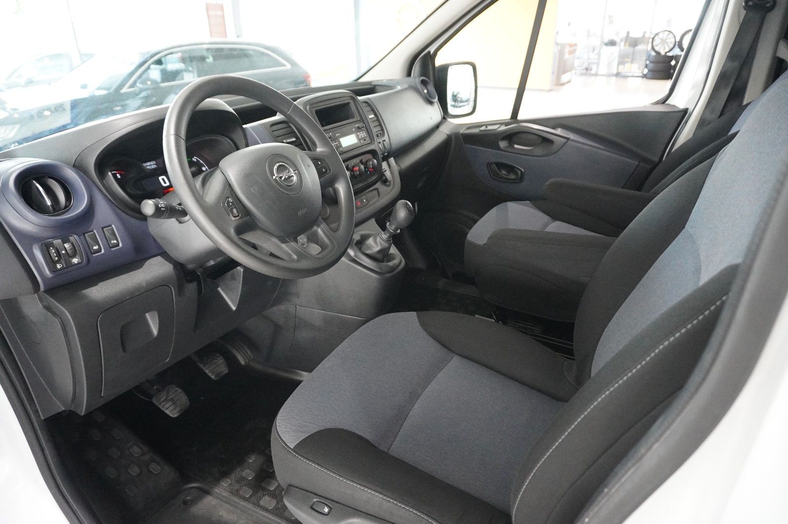 Fahrzeugabbildung Opel Vivaro B 1.6D KOMBI 8-SITZE L1H1 KLIMA/PDC/TEMP.