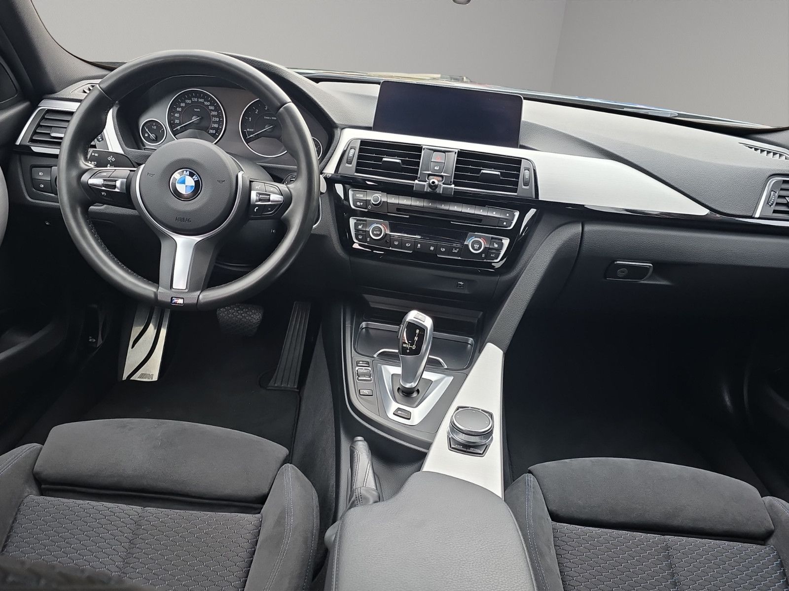 Fahrzeugabbildung BMW 330 e iPerformance M-Sportpaket +LED+ALCANTARA