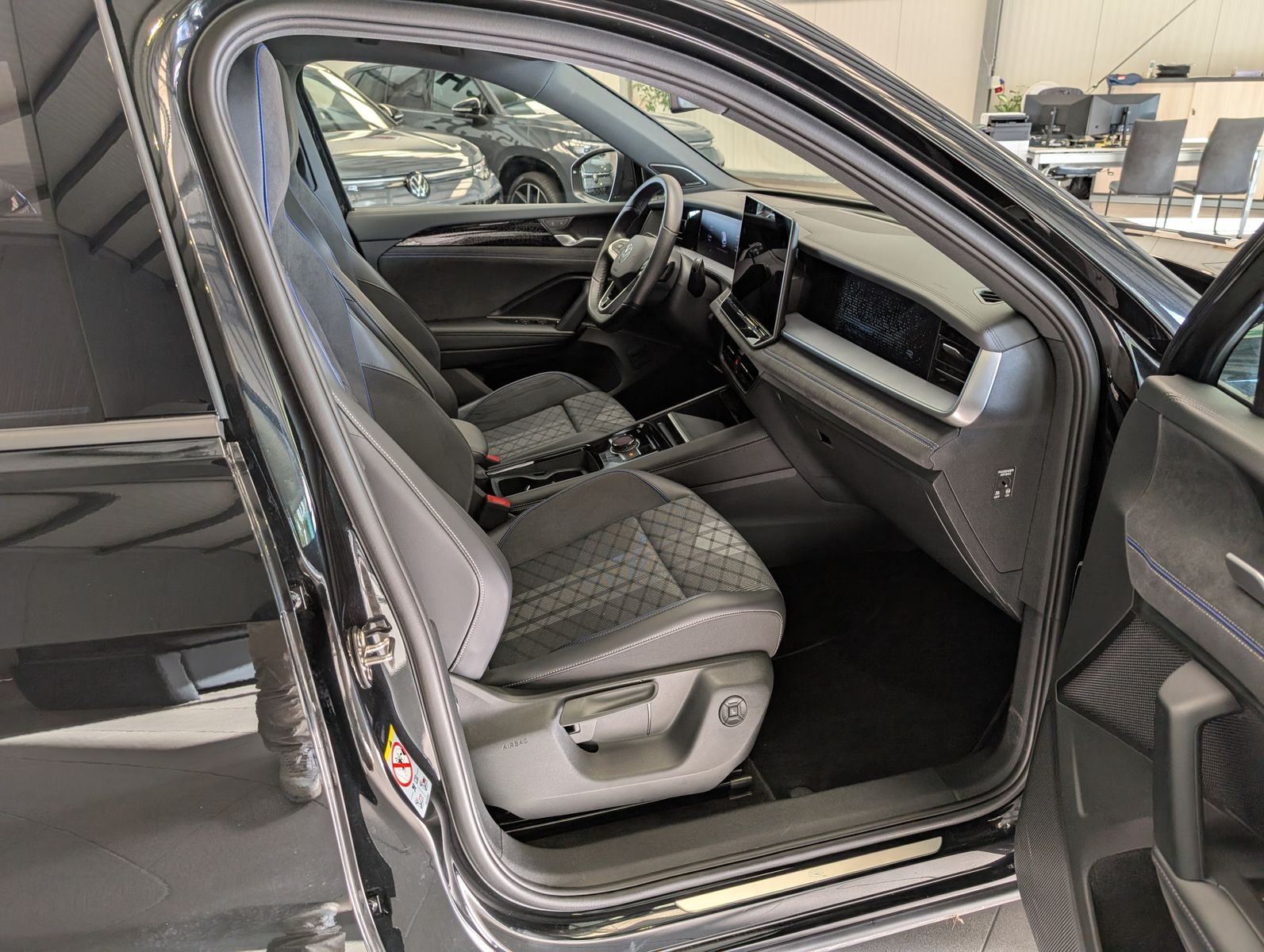 Fahrzeugabbildung Volkswagen Tayron 2.0 4M R-Line Launch Pano Matrix AHK 20"