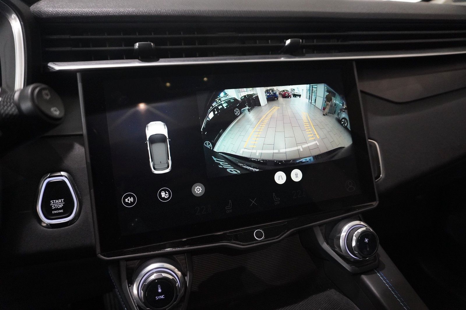 Fahrzeugabbildung Lynk&Co 01 1.5T HEV HYBRID NAVI/LED/SPORT/VIRT./PANO/DAB