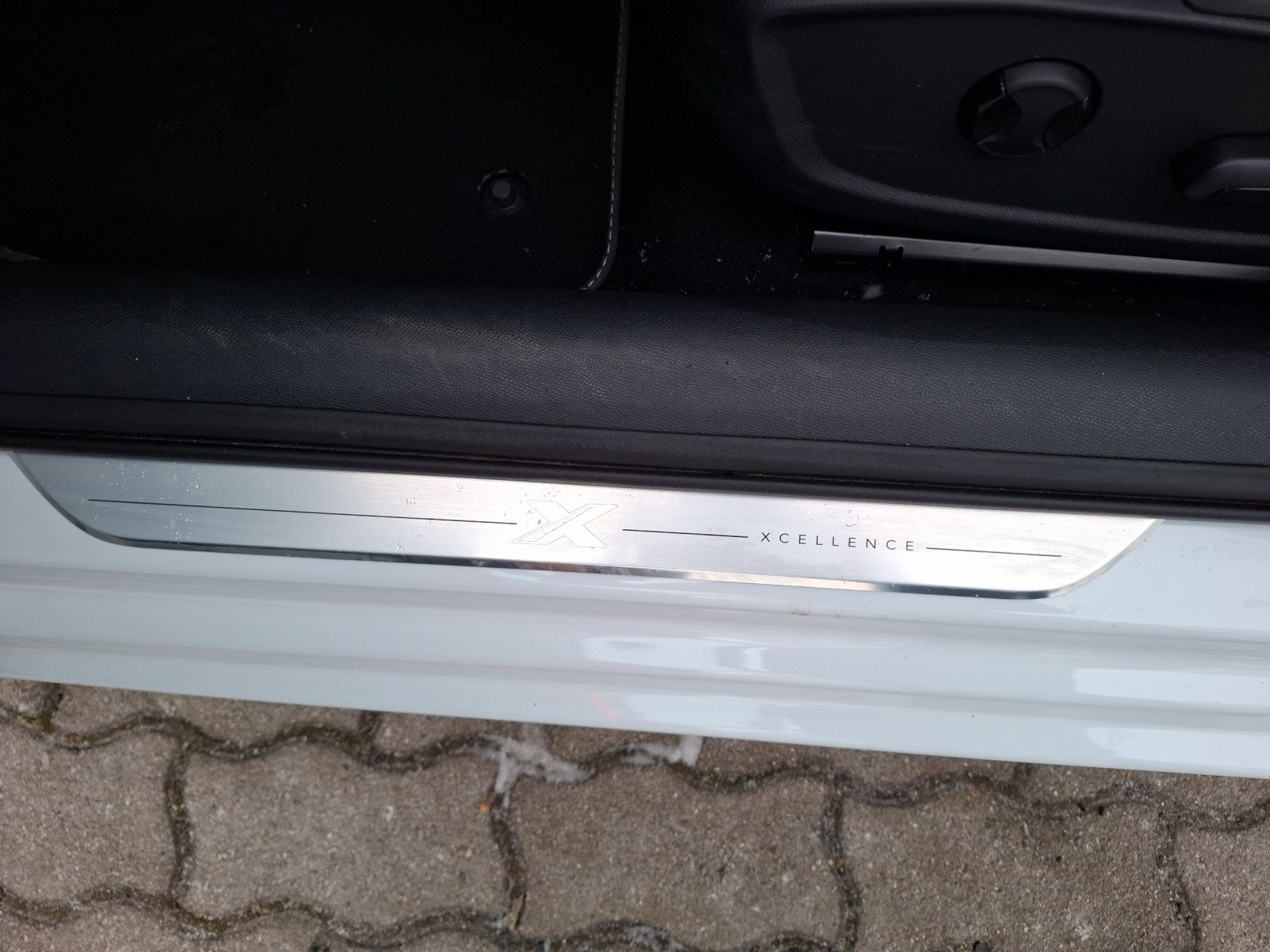 Fahrzeugabbildung SEAT Leon TSI Xcellence DSG LED AHK Navi ACC Park-Aas