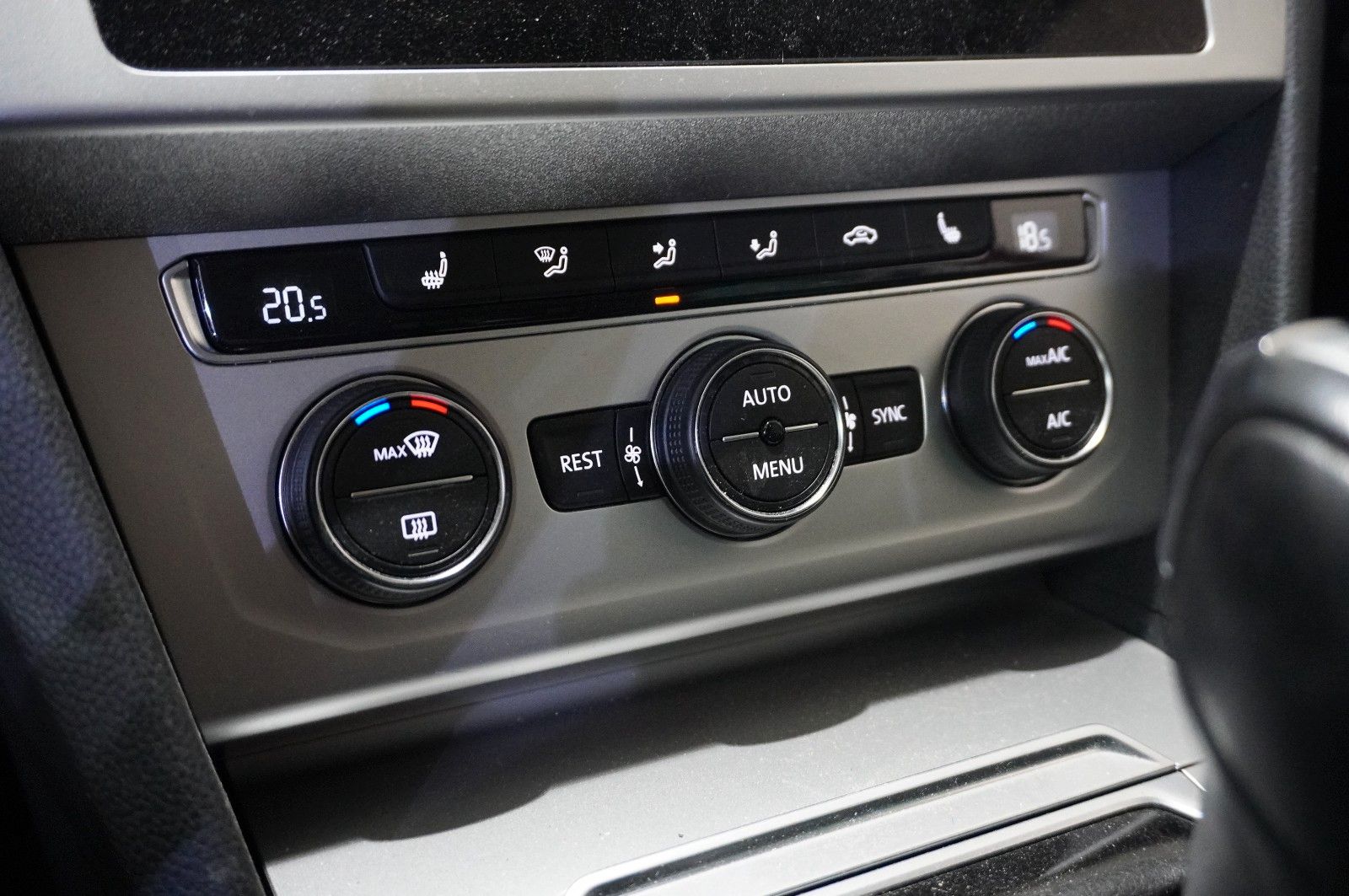 Fahrzeugabbildung Volkswagen Passat Vari. 2.0D COMFORTL. NAVI/LED/SPORT/AHK