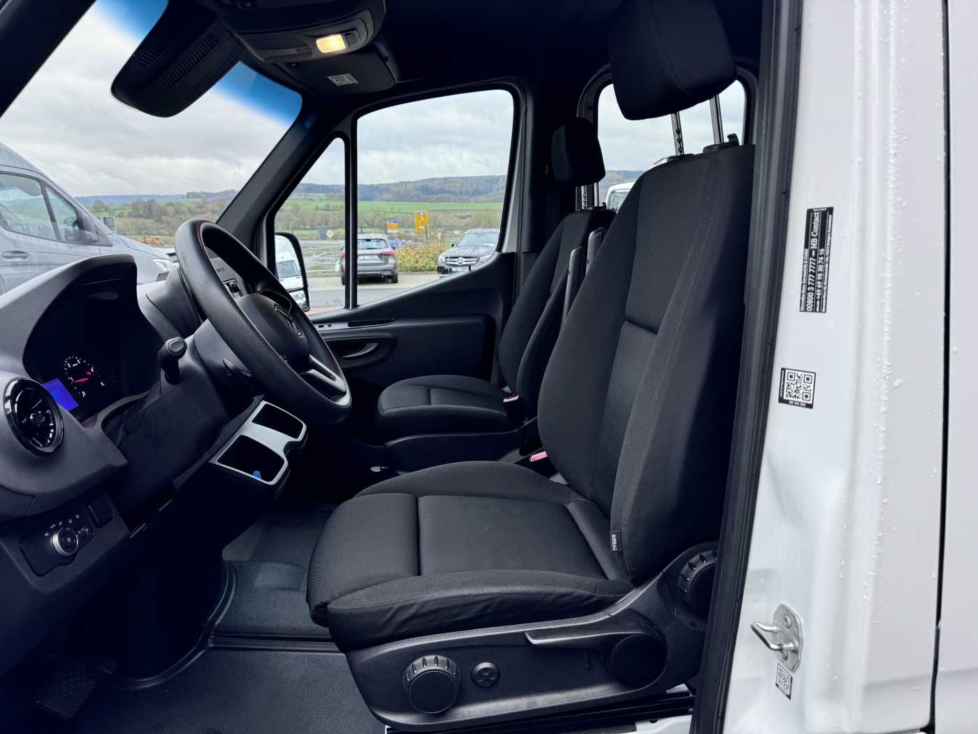 Fahrzeugabbildung Mercedes-Benz Sprinter 215 CDI DoKa 9G Klima AHK Tempomat SHZ