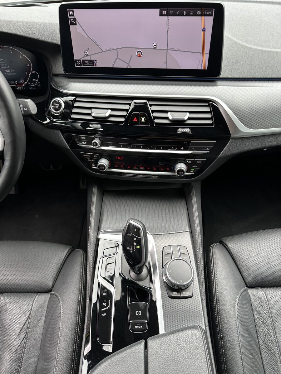 Fahrzeugabbildung BMW 530e Touring M-Sport NAV+LED+ACC+HEAD-UP+360°+VC
