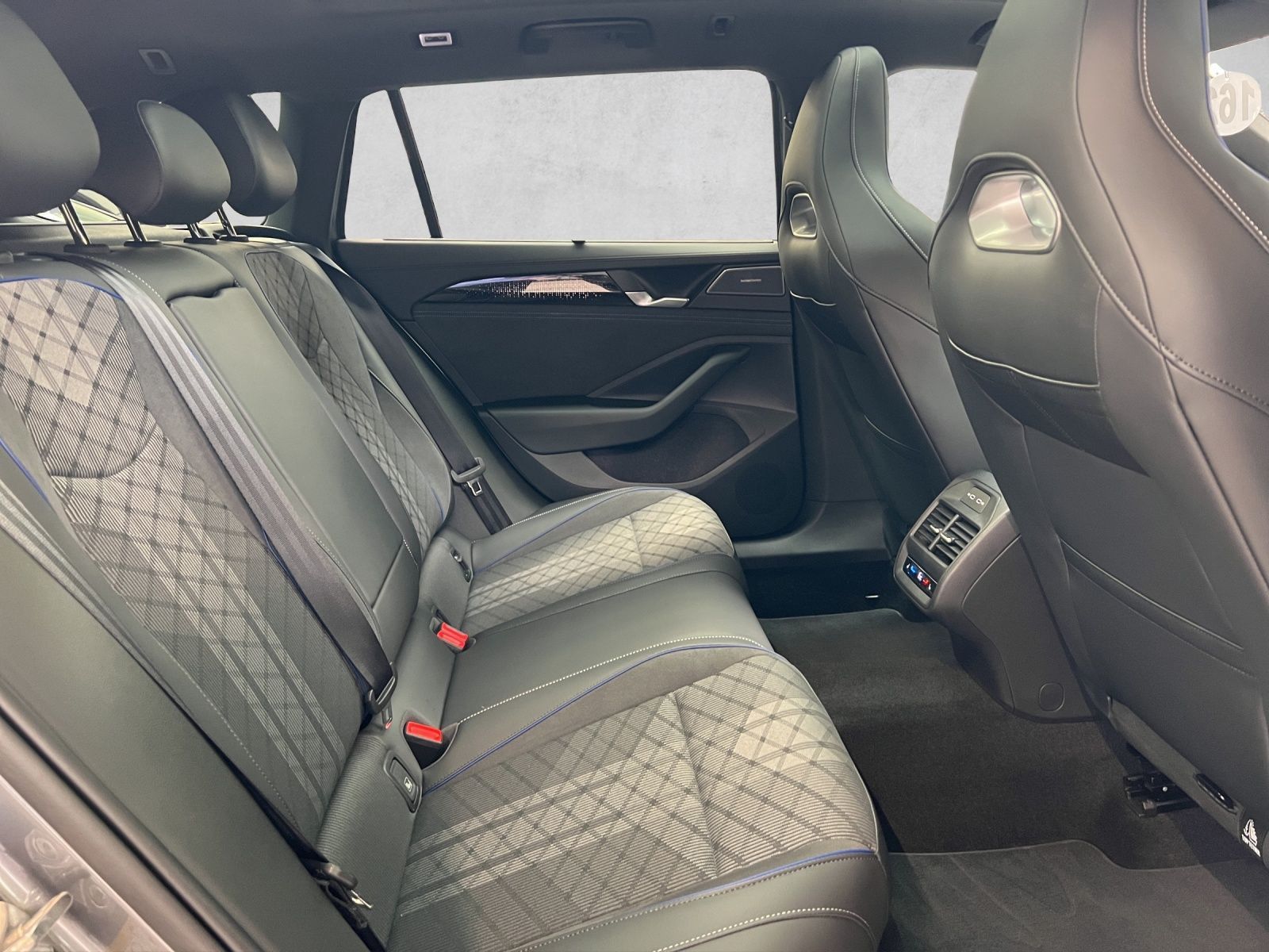 Passat Variant R-Line 1.5 TSI eHybrid AHK*Pano