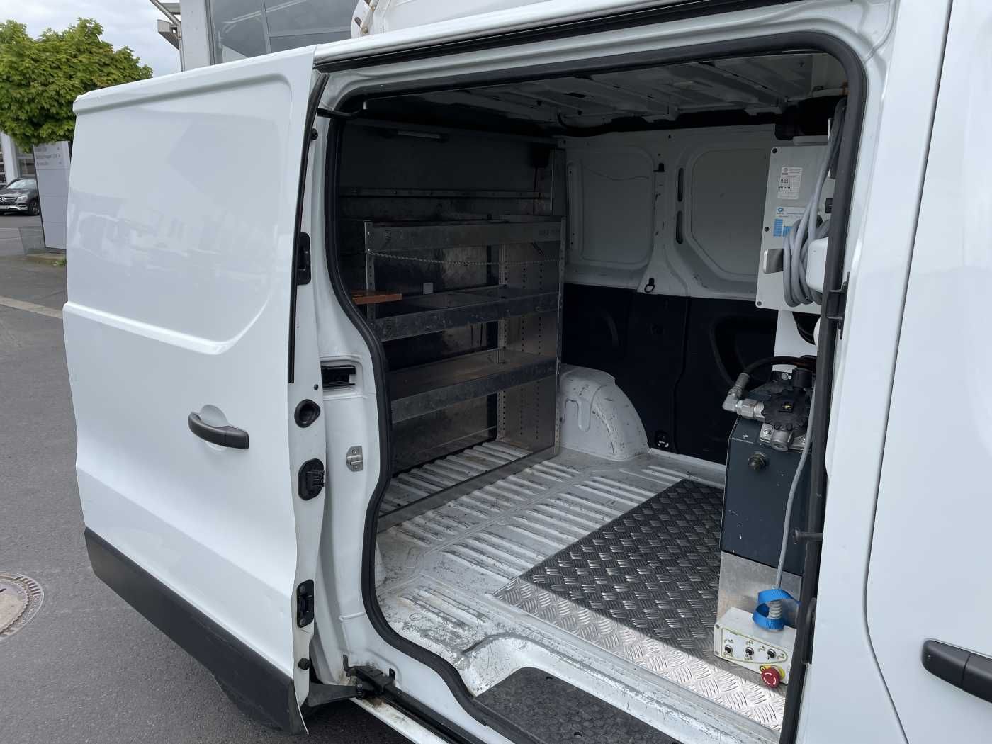 Fahrzeugabbildung Renault Trafic dCi 120 L1H1 / France Elavateur 091F 9m