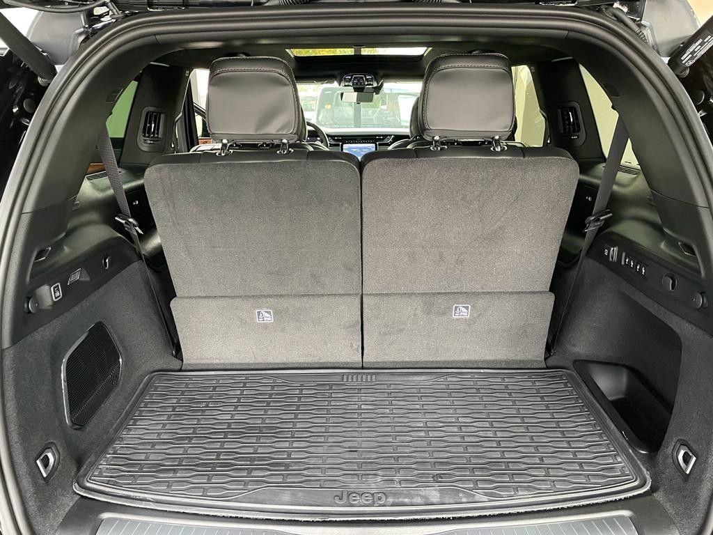 Fahrzeugabbildung Jeep GRAND CHEROKEE -L- SUMMIT-RESERVE 5.7L-V8 SOFORT
