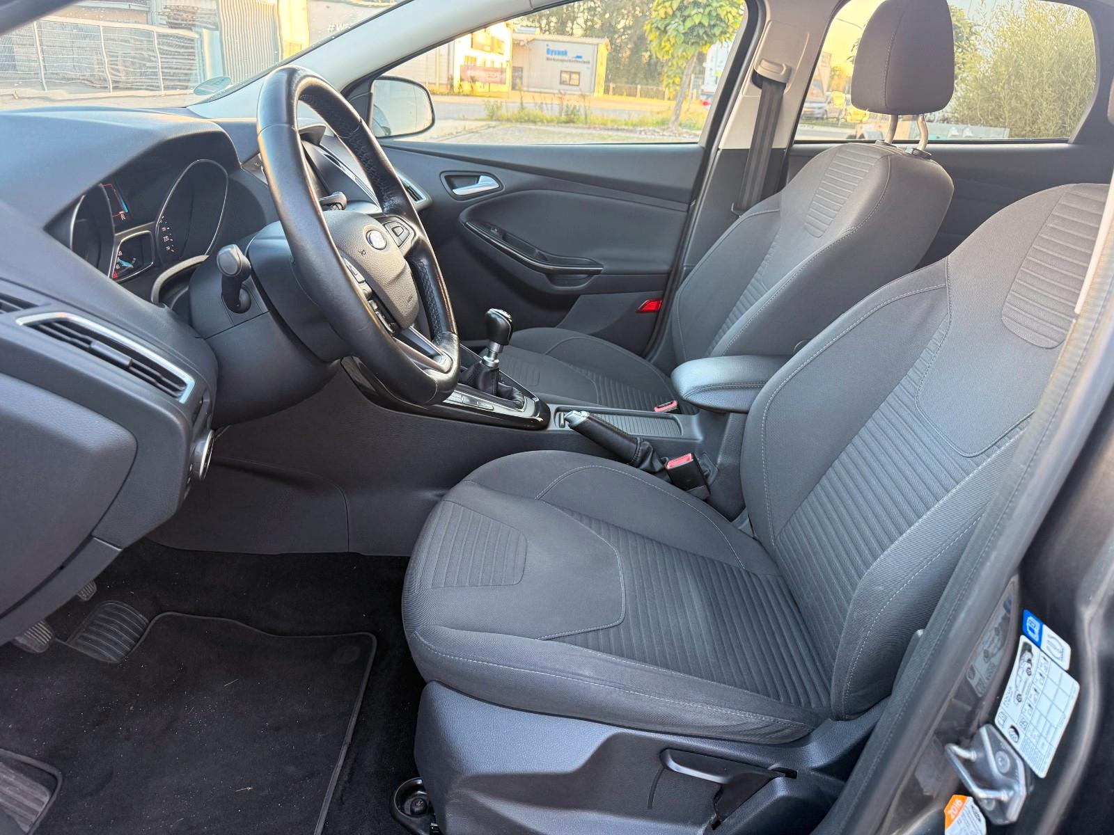 Ford Focus 2015 — photo 16