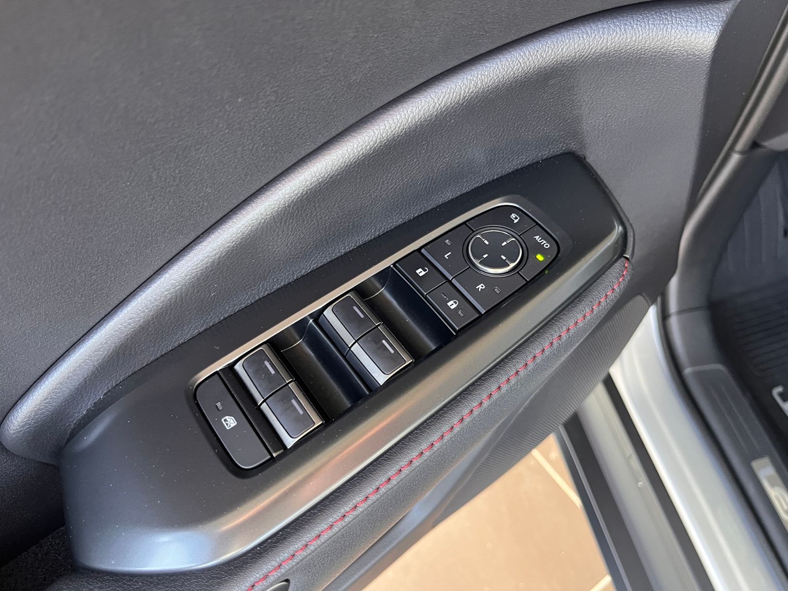 Fahrzeugabbildung Lexus LBX FWD Emotion LED NAV SHZ RFK 18"