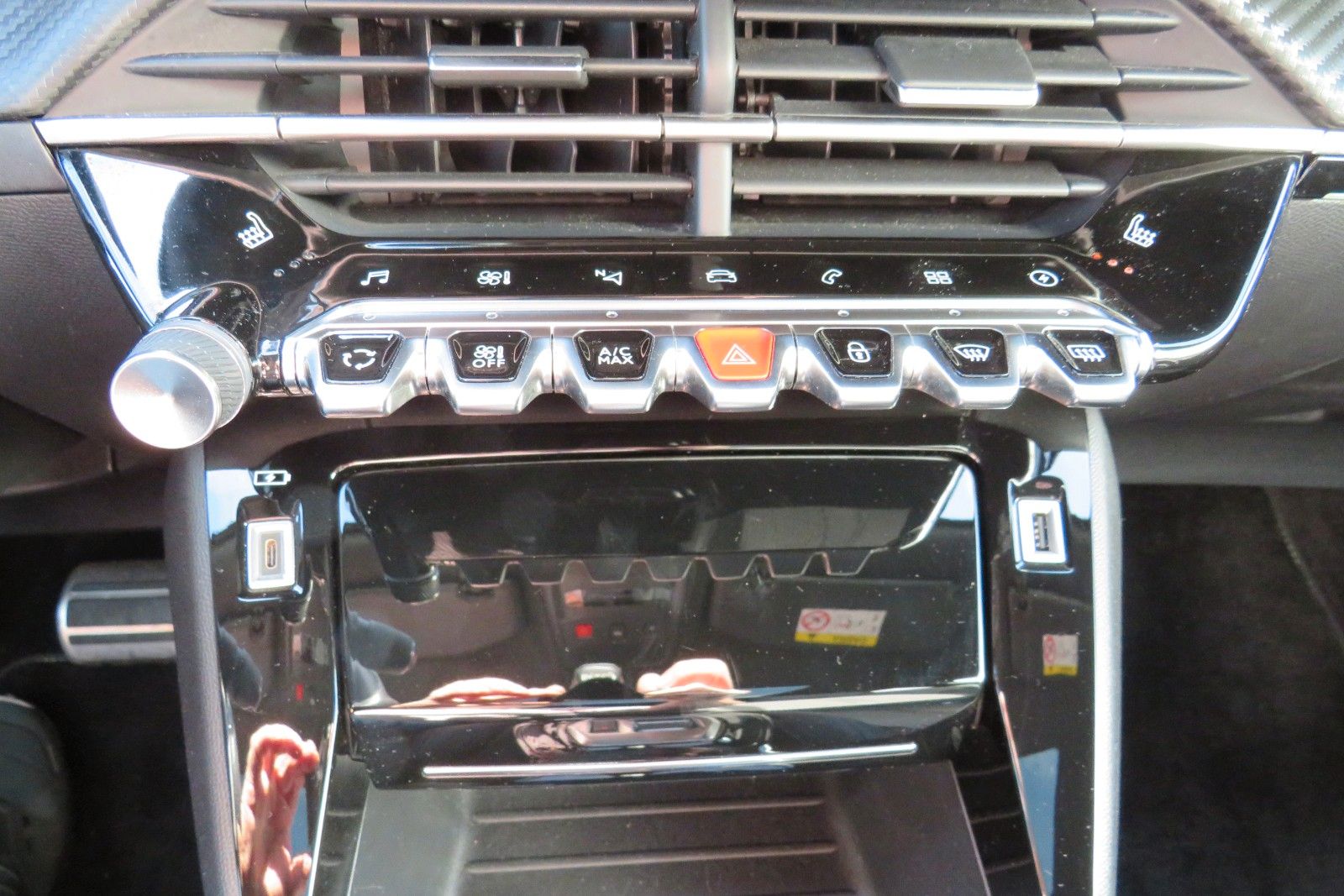 Fahrzeugabbildung Peugeot 2008 e- GT PANO NAVI KAMERA SITZH. PDC 1.HD