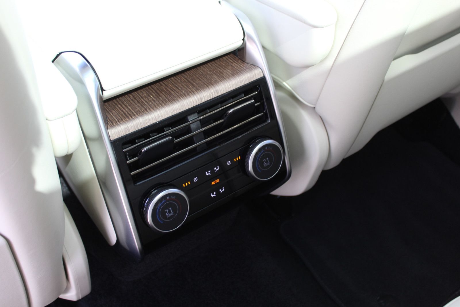 Land Rover Range Rover HSE D 300+Panoramad.+AHK+HUD+22 Zoll foto 6