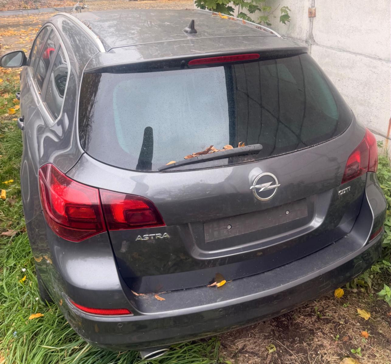 Opel Astra 2011 — вигляд ззаду