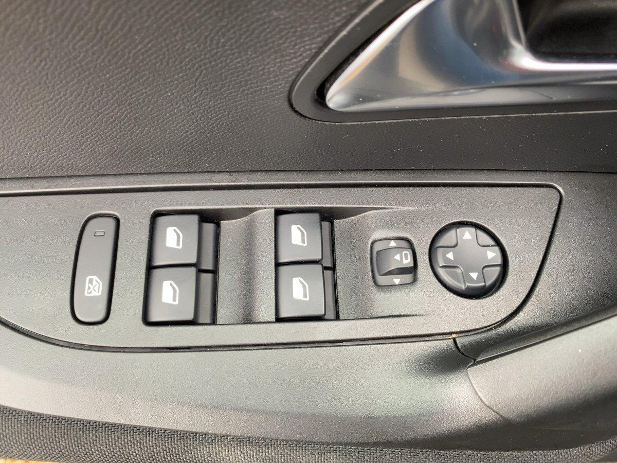 Peugeot 2008 e- Active Pack LED*Allwetter*Kamera*Navi*PD