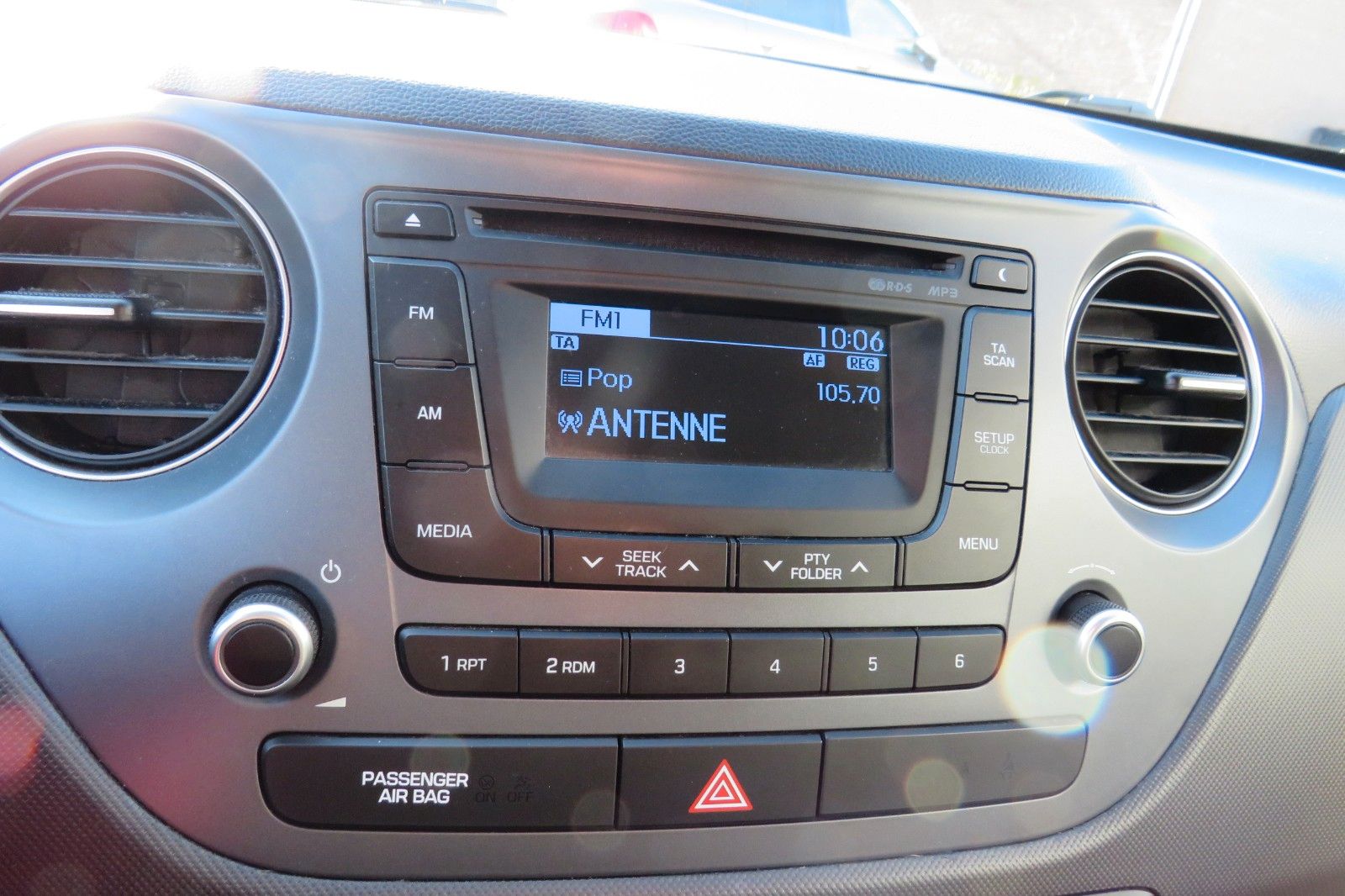 Fahrzeugabbildung Hyundai i10 4-TÜREN KLIMA PDC ALU SCHECKHEFT