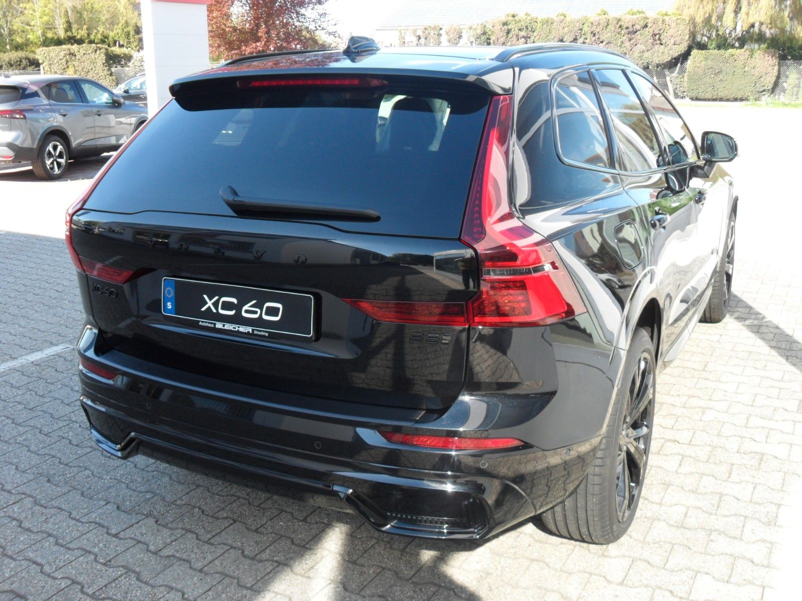 Fahrzeugabbildung Volvo XC 60 B5 Plus Black Edition AWD | Luftfederung